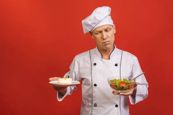 Kırmızı Duvarın Arkasında Duran Elinde Salata Pasta Tutan Üniformalı Mutlu — Stok fotoğraf