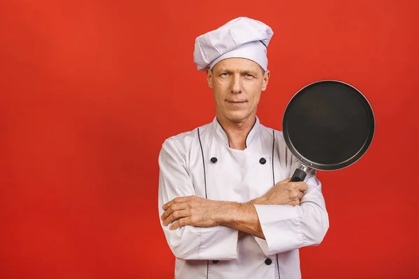 Aşçı Üniformalı Neşeli Kıdemli Bir Şefin Görüntüsü Gülümseyen Elinde Kırmızı — Stok fotoğraf