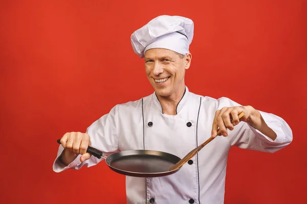Aşçı Üniformalı Neşeli Kıdemli Bir Şefin Görüntüsü Gülümseyen Elinde Kırmızı — Stok fotoğraf