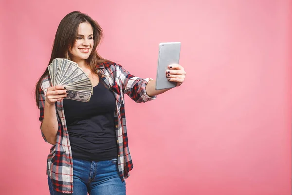 Retrato Una Joven Alegre Sosteniendo Billetes Dinero Celebrando Aislado Sobre — Foto de Stock