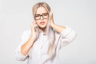 Yakın plan portre, üzgün, depresif, üzgün genç kadın telefonda konuşuyor, beyaz arka planda soyutlanmış. Negatif insani duygular, yüz ifadeleri, duygular. Kötü haber..