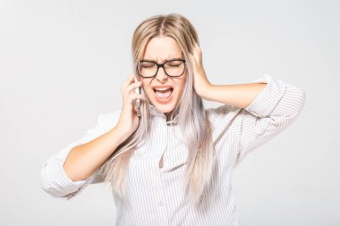 Yakın plan portre, üzgün, depresif, üzgün genç kadın telefonda konuşuyor, beyaz arka planda soyutlanmış. Negatif insani duygular, yüz ifadeleri, duygular. Kötü haber..