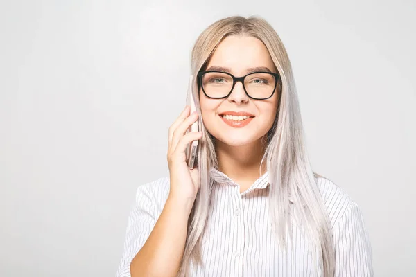 Uma Mulher Com Telemóvel Isolado Sobre Fundo Branco — Fotografia de Stock