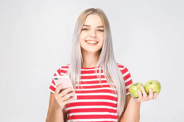 Портрет Красивої Молодої Жінки Тримає Яблуко Телефон Білому Тлі — стокове фото