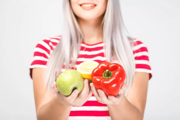 Sonriente Hermosa Mujer Rubia Sosteniendo Ingredientes Comida Vegana Retrato Aislado — Foto de Stock