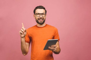 Telif boşluğunun yanında duran neşeli, sakallı bir adamın resmi izole edilmiş. Tablet bilgisayarı işaret ediliyor.