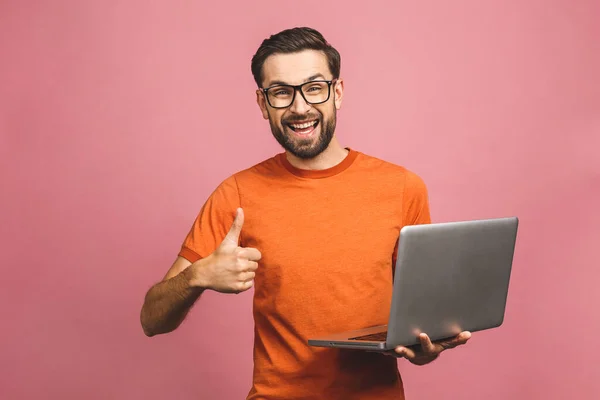 Zelfverzekerde Zakenexpert Zelfverzekerde Jonge Knappe Man Casual Vasthouden Laptop Glimlachen — Stockfoto