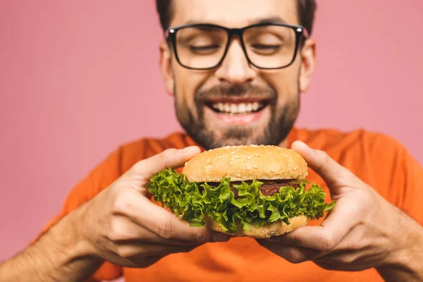 Unge Man Som Håller Bit Hamburgare Studenten Äter Snabbmat Burger — Stockfoto