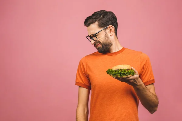 Knappe Jongeman Weigert Ongezonde Hamburger Geïsoleerd Roze Achtergrond Dieetconcept Met — Stockfoto