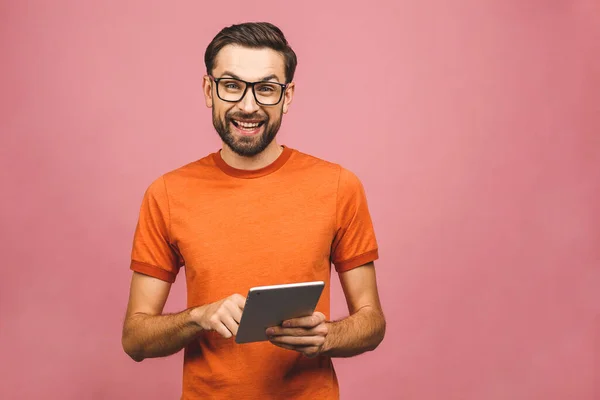 Jeune Homme Heureux Debout Occasionnel Utilisant Comprimé Isolé Sur Fond — Photo