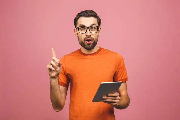 Photo Joyeux Jeune Homme Barbu Debout Près Espace Copie Sur — Photo