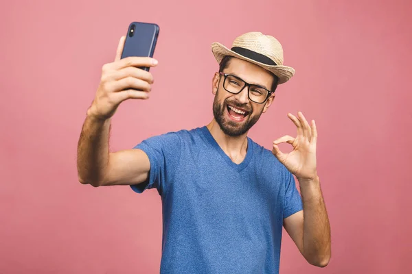 Reisconcept Portret Van Vrolijke Jongeman Strohoed Selfie Met Smartphone Geïsoleerd — Stockfoto