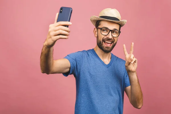 Reisconcept Portret Van Vrolijke Jongeman Strohoed Selfie Met Smartphone Geïsoleerd — Stockfoto