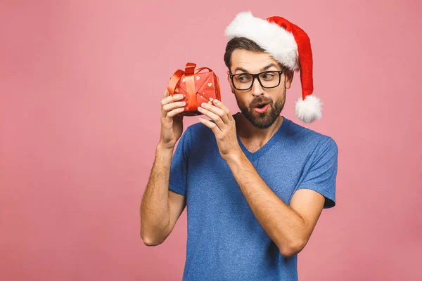 Noel Baba Şapkası Takan Mutlu Bir Genç Adam Resmi Pembe — Stok fotoğraf