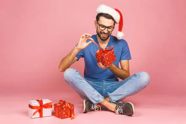 Adorable Foto Joven Atractivo Sombrero Navidad Con Hermosa Sonrisa Sosteniendo — Foto de Stock