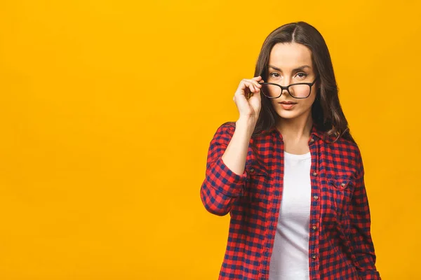 Retrato Uma Mulher Muito Séria Posar Casual Isolado Fundo Amarelo — Fotografia de Stock