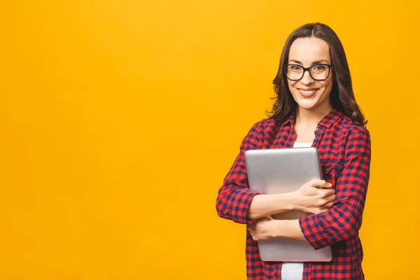 Retrato Uma Jovem Estudante Sorridente Segurando Computador Portátil Isolado Sobre — Fotografia de Stock