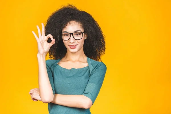 Krásná Africká Americká Studentka Afro Účesem Úsměvem Izolované Přes Žluté — Stock fotografie