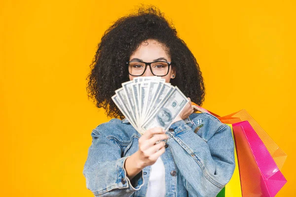 Concepto Compras Retrato Joven Hermosa Mujer Afroamericana Sonriente Alegre Con — Foto de Stock