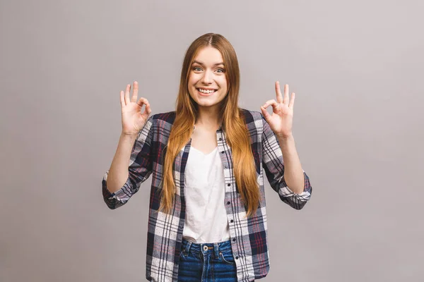 Jovem Alegre Alegre Mulher Mostrando Sinal Isolado Contra Fundo Cinza — Fotografia de Stock