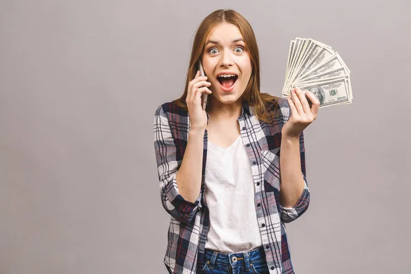 Retrato Una Mujer Feliz Excitada Hablando Por Teléfono Móvil Mientras — Foto de Stock