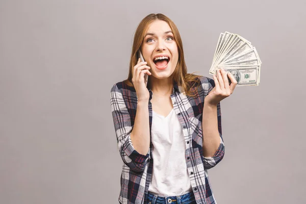 Retrato Una Mujer Feliz Excitada Hablando Por Teléfono Móvil Mientras — Foto de Stock