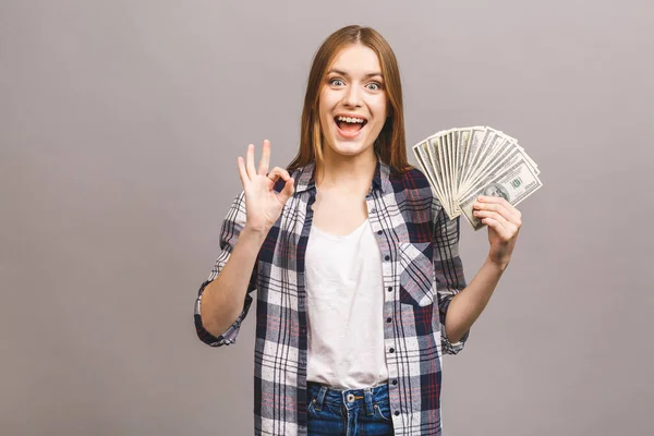 Retrato Una Joven Juguetona Con Pelo Largo Sosteniendo Montón Billetes — Foto de Stock