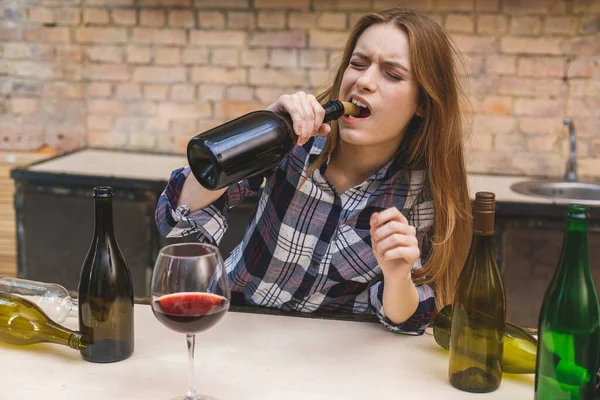 Jovem Mulher Alcoólica Triste Desperdiçada Sentada Sofá Cozinha Bebendo Vinho — Fotografia de Stock