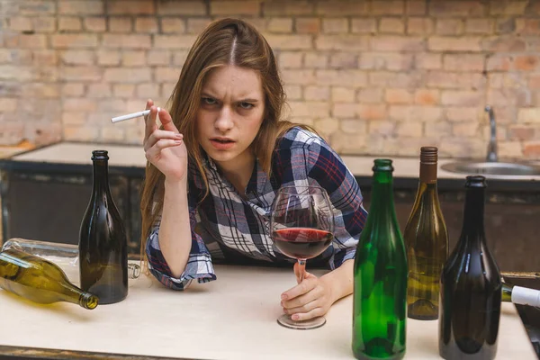 Jovem Mulher Alcoólica Triste Desperdiçada Sentada Sofá Cozinha Bebendo Vinho — Fotografia de Stock