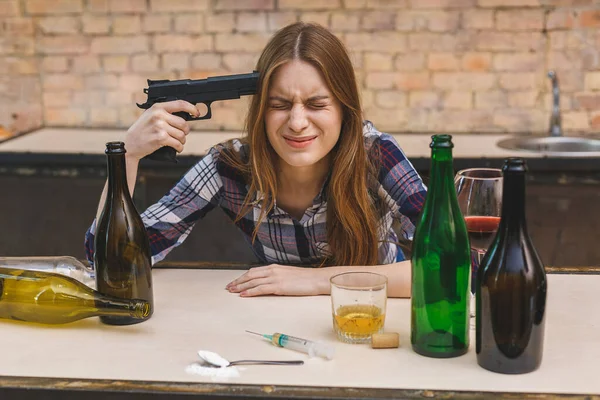 Självmordstankar Ung Kvinna Med Drog Och Alkoholberoende Mörk Bakgrund — Stockfoto