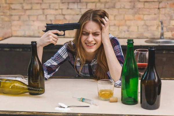 Självmordstankar Ung Kvinna Med Drog Och Alkoholberoende Mörk Bakgrund — Stockfoto