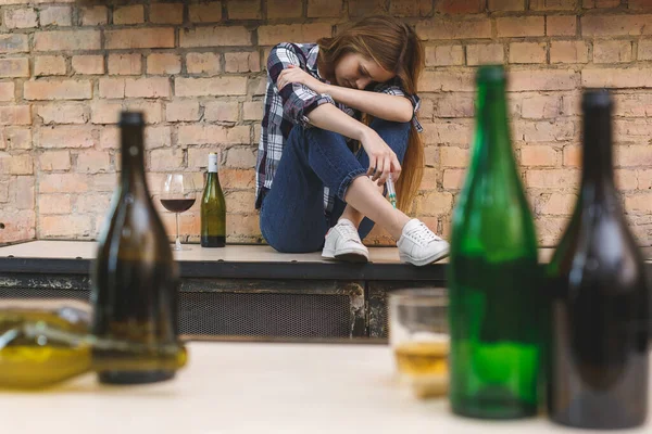 Ung Kvinna Med Drog Och Alkoholberoende Mörk Bakgrund — Stockfoto