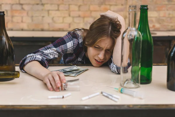 Ung Kvinna Med Drog Och Alkoholberoende Mörk Bakgrund — Stockfoto