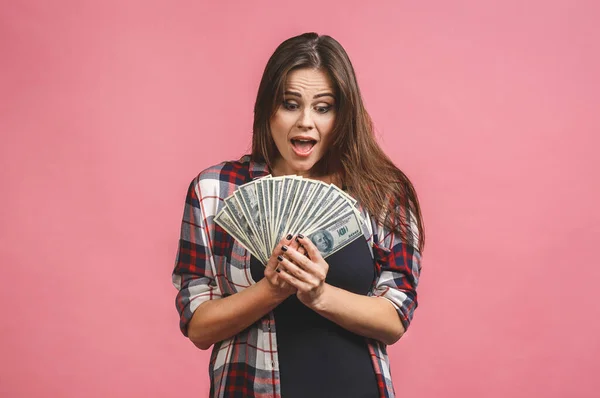 Retrato Una Joven Alegre Sosteniendo Billetes Dinero Celebrando Aislado Sobre — Foto de Stock