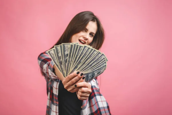 Retrato Una Joven Alegre Sosteniendo Billetes Dinero Celebrando Aislado Sobre — Foto de Stock