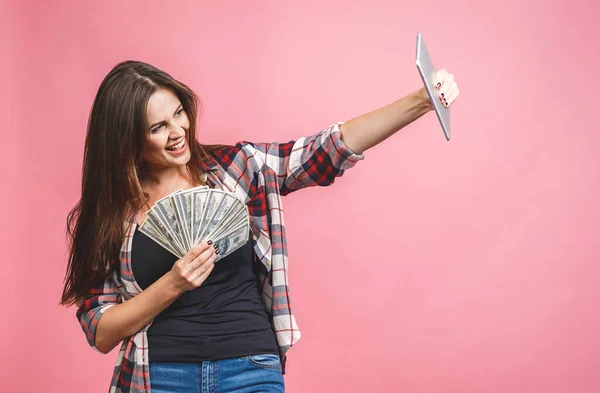 Retrato Una Joven Alegre Sosteniendo Billetes Dinero Celebrando Aislado Sobre — Foto de Stock