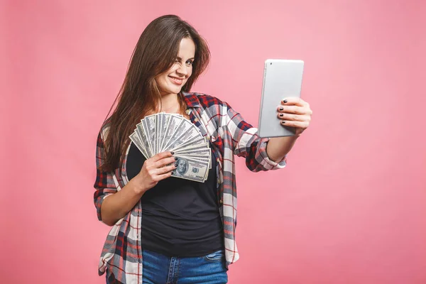 Retrato Una Joven Alegre Sosteniendo Billetes Dinero Celebrando Aislado Sobre — Foto de Stock