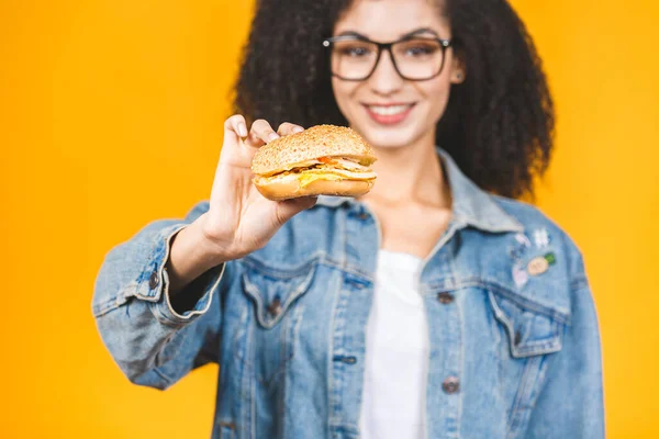 Afroamerikansk Svart Ung Kvinna Äter Hamburgare Isolerad Gul Bakgrund — Stockfoto