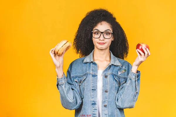 Afroamericana Joven Negra Comiendo Hamburguesa Manzana Aislada Sobre Fondo Amarillo — Foto de Stock