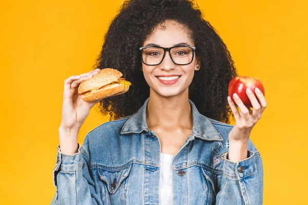 Afroamerikanische Schwarze Junge Frau Isst Hamburger Oder Apfel Isoliert Auf — Stockfoto