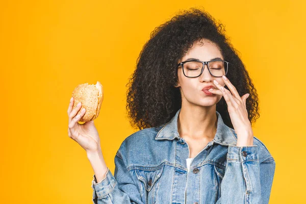 Afroamericana Joven Negra Comiendo Hamburguesa Aislada Sobre Fondo Amarillo — Foto de Stock