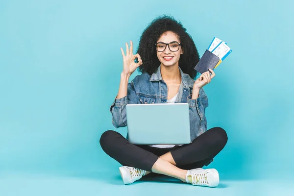 Bastante Joven Feliz Mujer Afroamericana Negra Sentada Suelo Con Portátil — Foto de Stock