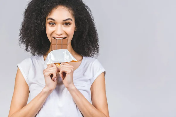 Πορτρέτο Μιας Χαμογελαστής Νεαρής Αφροαμερικάνας Μαύρης Γυναίκας Που Τρώει Σοκολάτα — Φωτογραφία Αρχείου