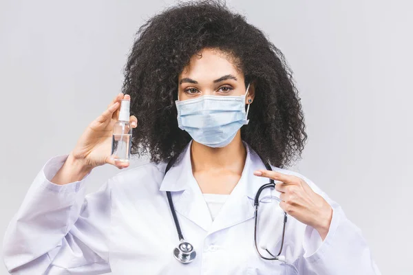 Fiatal Afro Amerikai Doktornő Orvosi Egyenruhában Védőmaszkban Kézfertőtlenítő Géllel Szürke — Stock Fotó