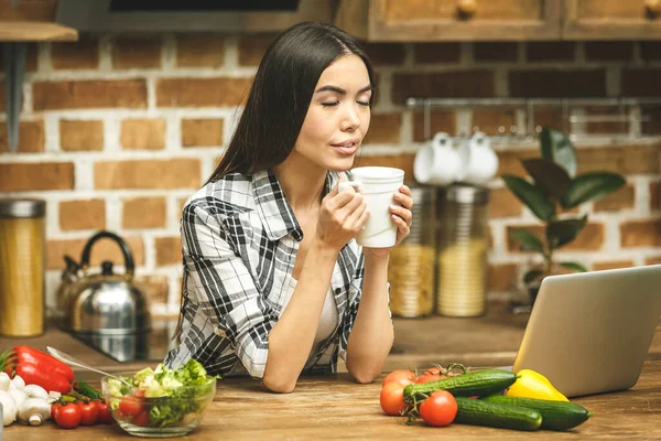 Dizüstü Bilgisayar Mutfak Masasında Aşçı Kız Yemek Blogcusu Kavramı Rahatlıyorum — Stok fotoğraf