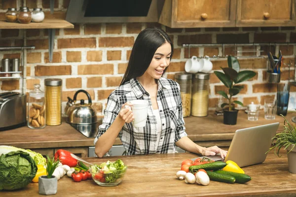 Mutfakta Dizüstü Bilgisayarı Olan Genç Güzel Bir Kız Yemek Tarifleri — Stok fotoğraf