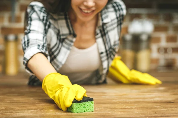 Beautiful Woman Kitchen Smiling Wiping Dust Using Spray Duster While — Stock Photo, Image