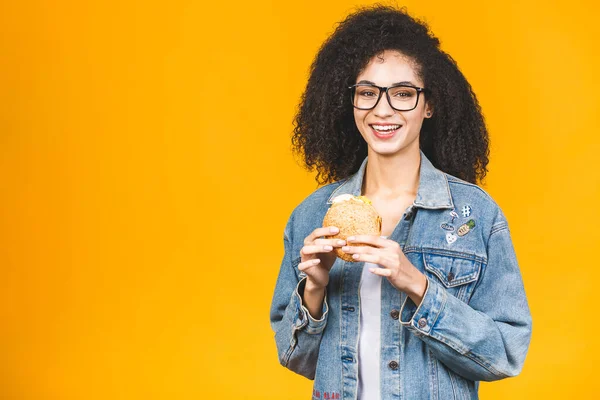 Afroamericana Joven Negra Comiendo Hamburguesa Aislada Sobre Fondo Amarillo — Foto de Stock