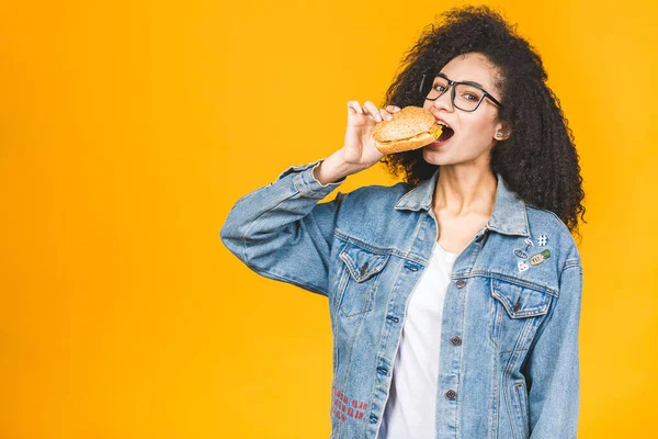 Afroamericana Joven Negra Comiendo Hamburguesa Aislada Sobre Fondo Amarillo — Foto de Stock