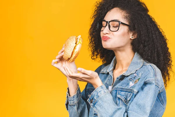 Afro Américaine Noir Jeune Femme Manger Hamburger Isolé Sur Fond — Photo